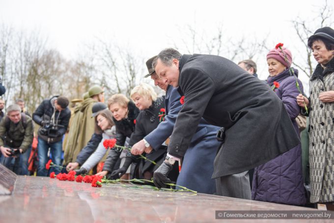 Торжественный митинг к 100-летию Октябрьской революции и церемония изъятия капсулы с посланием потомкам в Гомеле