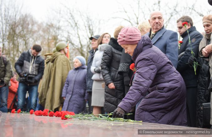 Торжественный митинг к 100-летию Октябрьской революции и церемония изъятия капсулы с посланием потомкам в Гомеле