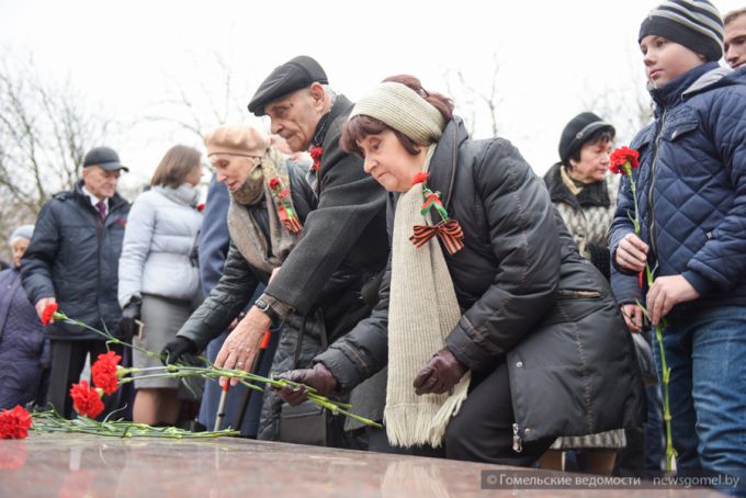 Торжественный митинг к 100-летию Октябрьской революции и церемония изъятия капсулы с посланием потомкам в Гомеле