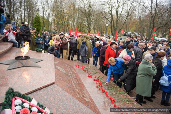 Торжественный митинг к 100-летию Октябрьской революции и церемония изъятия капсулы с посланием потомкам в Гомеле