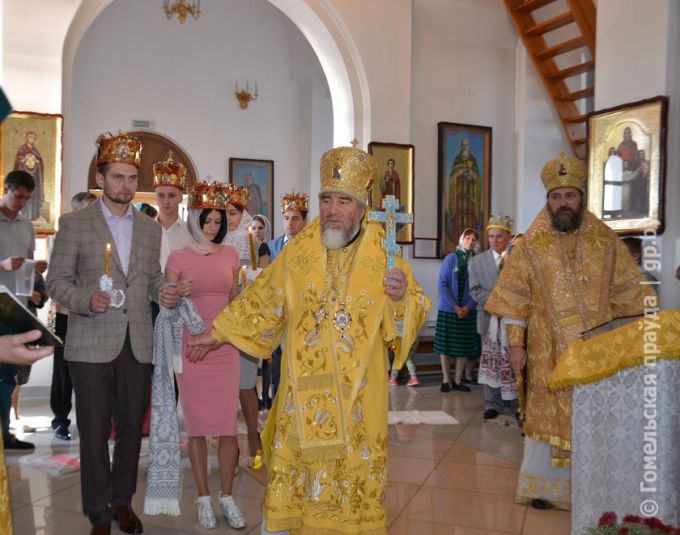 В Турове прошло массовое венчание