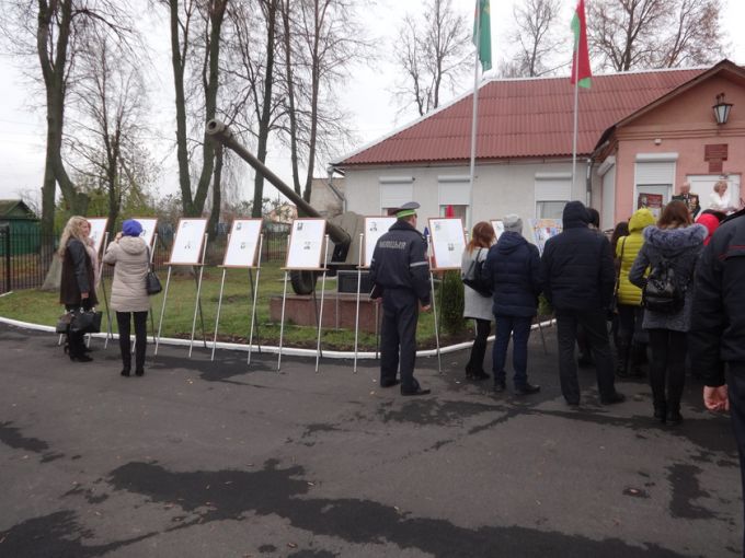 Молодые специалисты заложили в Поколюбичах рябиновую Аллею Славы