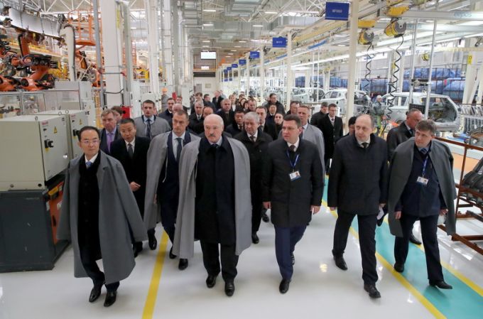 Первый серийный белорусский легковой GeelyAtlas NL3 сошел с конвейера завода "БелДжи"