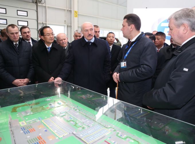 Первый серийный белорусский легковой GeelyAtlas NL3 сошел с конвейера завода "БелДжи"