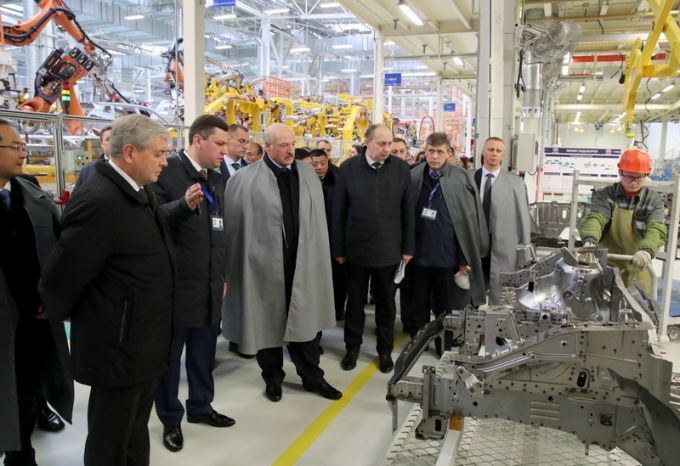 Первый серийный белорусский легковой GeelyAtlas NL3 сошел с конвейера завода "БелДжи"