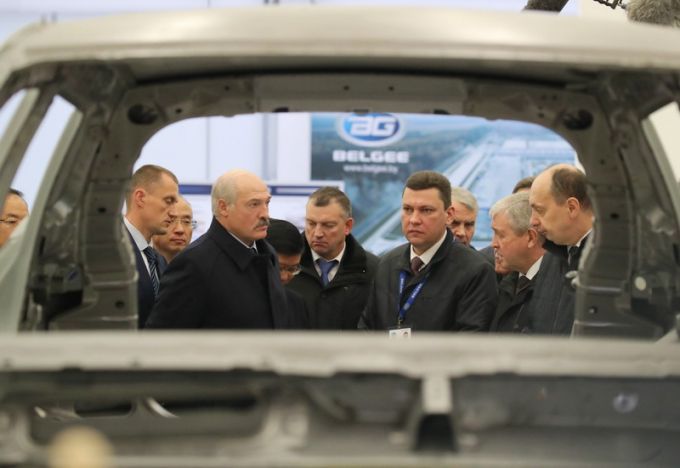 Первый серийный белорусский легковой GeelyAtlas NL3 сошел с конвейера завода "БелДжи"