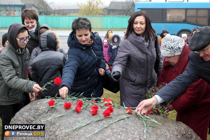 В деревне Черное открыт Памятный знак в честь человека, который первым обосновал наличие нефти в Речицком районе