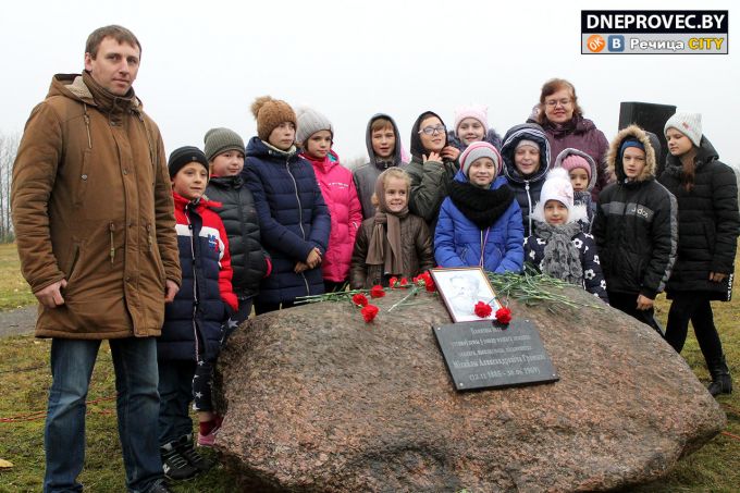 В деревне Черное открыт Памятный знак в честь человека, который первым обосновал наличие нефти в Речицком районе