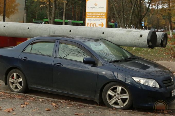 В Светлогорске грузовик, перевозивший опоры ЛЭП, зацепил Тойоту