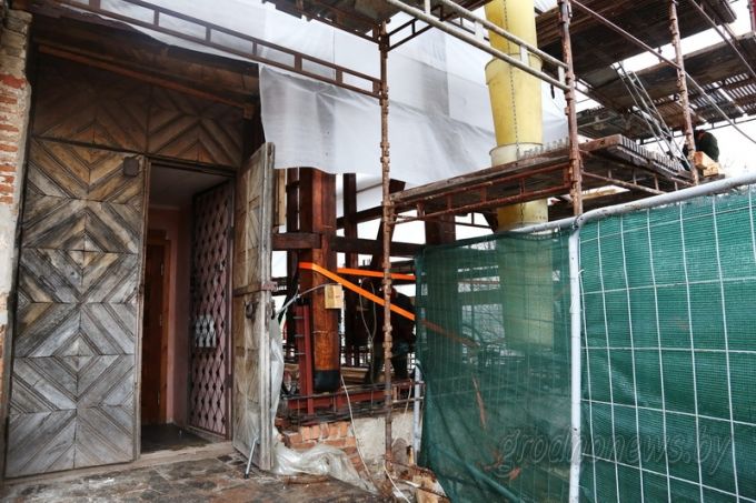 Стена Коложи будет цвета Umbrа. "ГП" продолжает освещать ход ремонтных работ (+Видео)