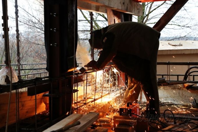 Стена Коложи будет цвета Umbrа. "ГП" продолжает освещать ход ремонтных работ (+Видео)