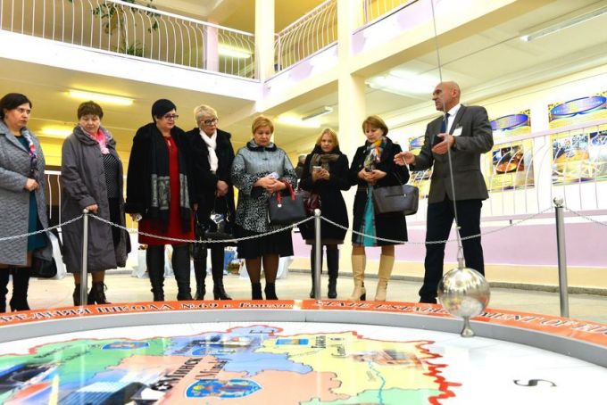 Светлогорские педагоги побывали на экскурсии в школах и гимназиях Советского района