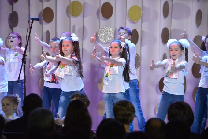 Фотофакт. Праздничный концерт и обновлённая Доска почёта на «Милкавите»