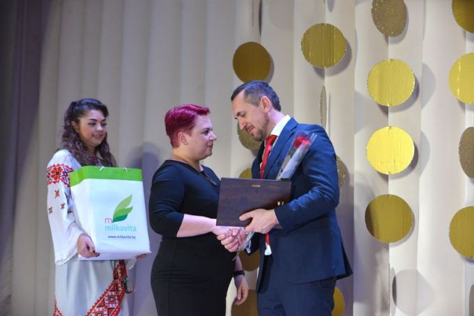 Фотофакт. Праздничный концерт и обновлённая Доска почёта на «Милкавите»