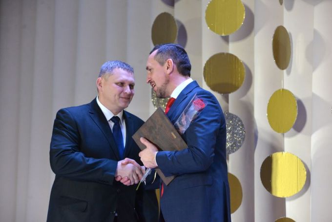 Фотофакт. Праздничный концерт и обновлённая Доска почёта на «Милкавите»