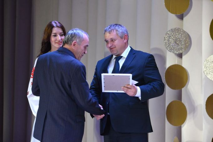 Фотофакт. Праздничный концерт и обновлённая Доска почёта на «Милкавите»