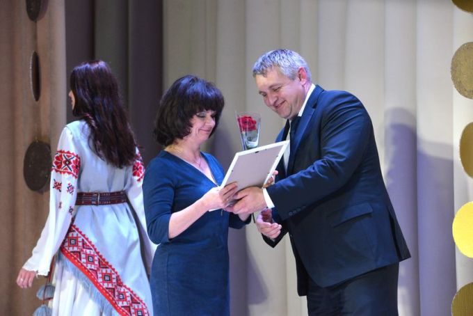 Фотофакт. Праздничный концерт и обновлённая Доска почёта на «Милкавите»