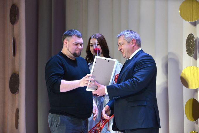 Фотофакт. Праздничный концерт и обновлённая Доска почёта на «Милкавите»