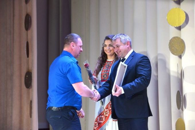 Фотофакт. Праздничный концерт и обновлённая Доска почёта на «Милкавите»