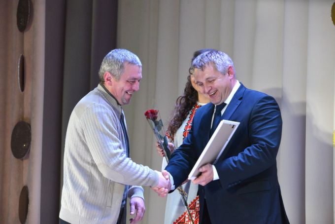 Фотофакт. Праздничный концерт и обновлённая Доска почёта на «Милкавите»