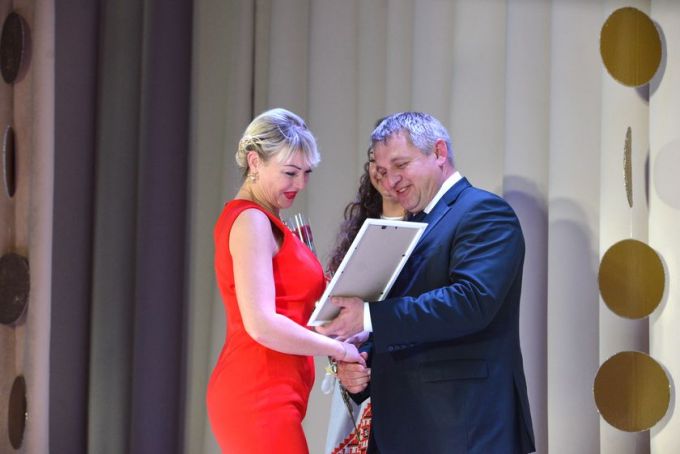 Фотофакт. Праздничный концерт и обновлённая Доска почёта на «Милкавите»