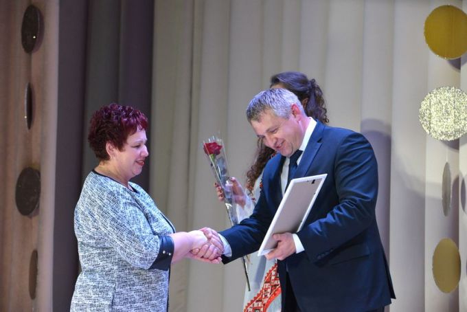 Фотофакт. Праздничный концерт и обновлённая Доска почёта на «Милкавите»