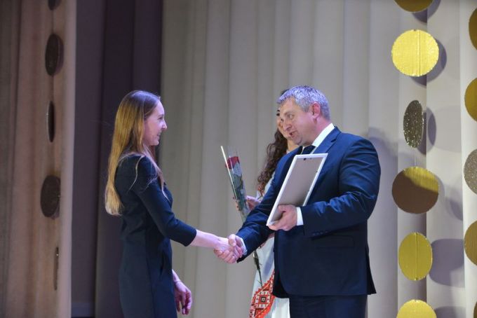 Фотофакт. Праздничный концерт и обновлённая Доска почёта на «Милкавите»