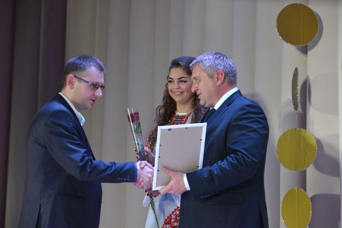 Фотофакт. Праздничный концерт и обновлённая Доска почёта на «Милкавите»