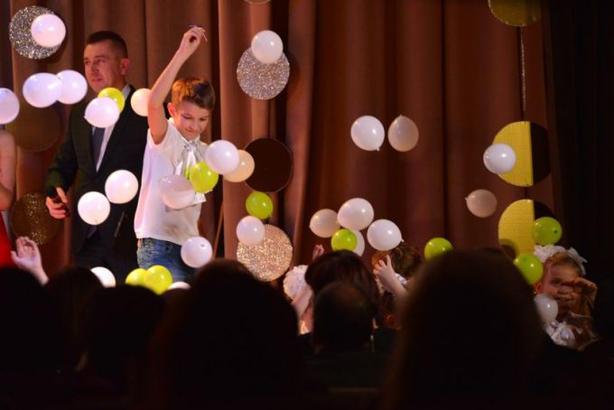 Фотофакт. Праздничный концерт и обновлённая Доска почёта на «Милкавите»