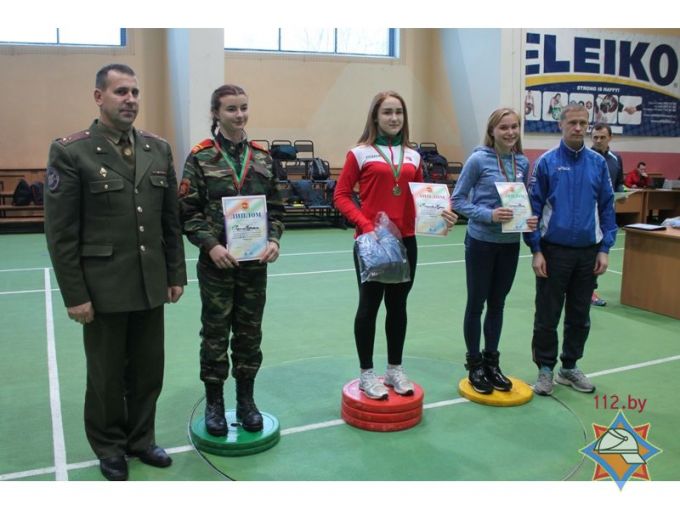 Команда юношей и девушек из Сморгони победила в областном первенстве по пожарно-спасательному спорту в помещениях