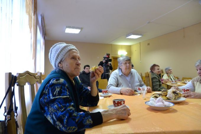 Областная организация Белорусского союза женщин устроила для детей войны чаепитие