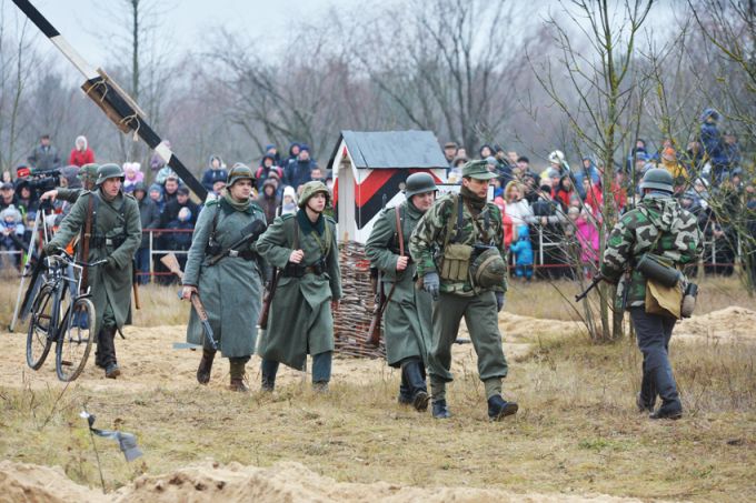 Реконструкторы показали, как в 1943 году советские солдаты освобождали Гомель