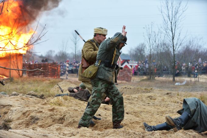 Реконструкторы показали, как в 1943 году советские солдаты освобождали Гомель