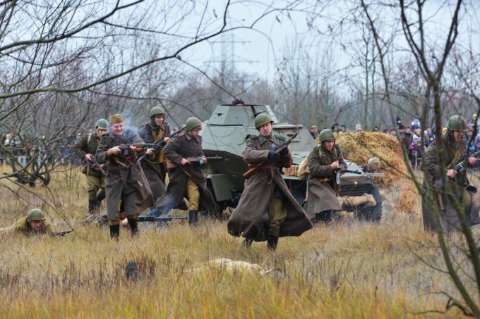 Реконструкторы показали, как в 1943 году советские солдаты освобождали Гомель