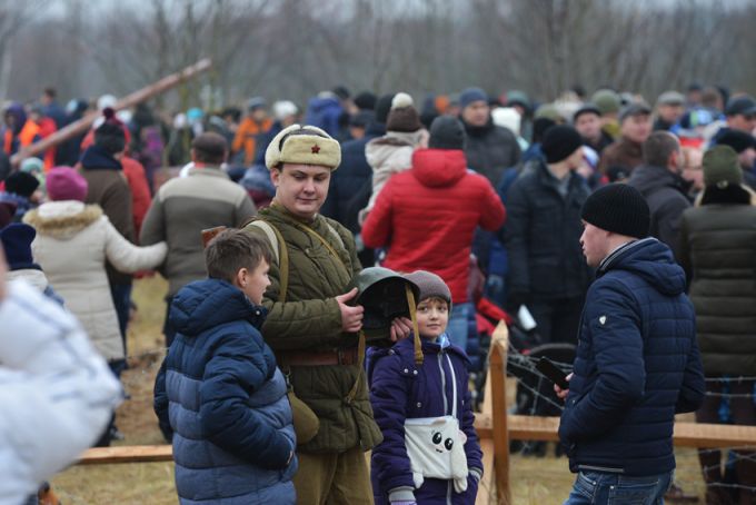 Реконструкторы показали, как в 1943 году советские солдаты освобождали Гомель