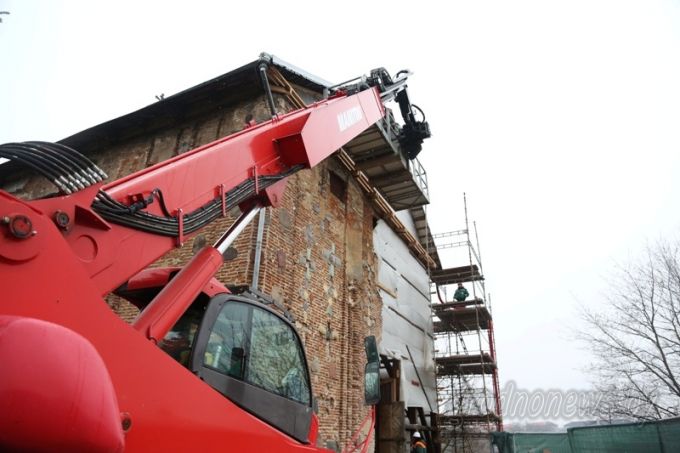 Коложа примерила новые «одежды». Строители начали монтаж деревянной обшивки на церкви