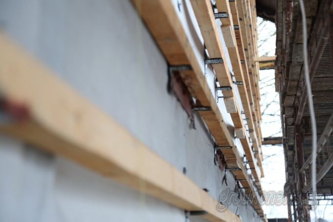 Коложа примерила новые «одежды». Строители начали монтаж деревянной обшивки на церкви