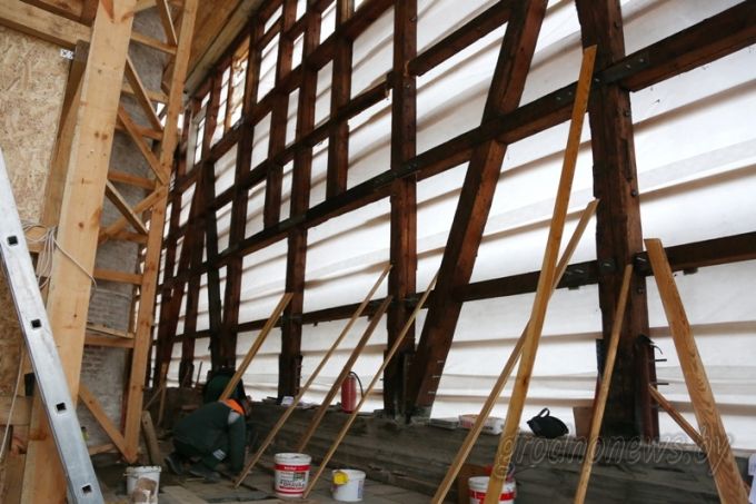 Коложа примерила новые «одежды». Строители начали монтаж деревянной обшивки на церкви