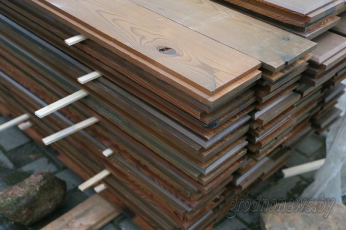 Коложа примерила новые «одежды». Строители начали монтаж деревянной обшивки на церкви