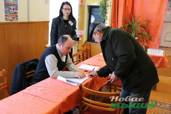 Голосуют целыми семьями и по вечерам. Жители Гродненщины активно приходят на избирательные участки в период досрочного голосования