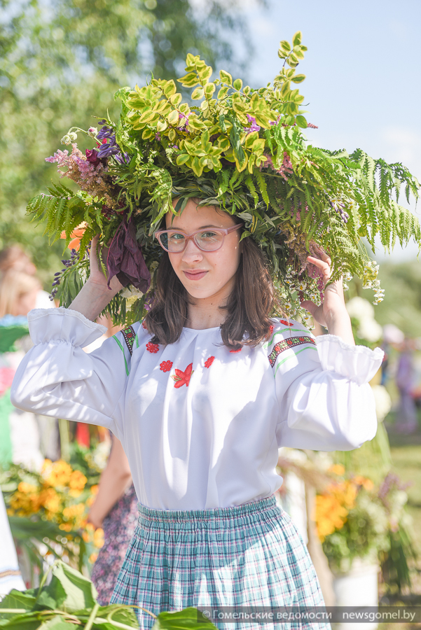 Фотофакт: на Купалье в Советском районе плели венки и искали женихов