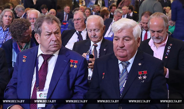 Александр Лукашенко отмечает уверенное развитие космической отрасли в Беларуси