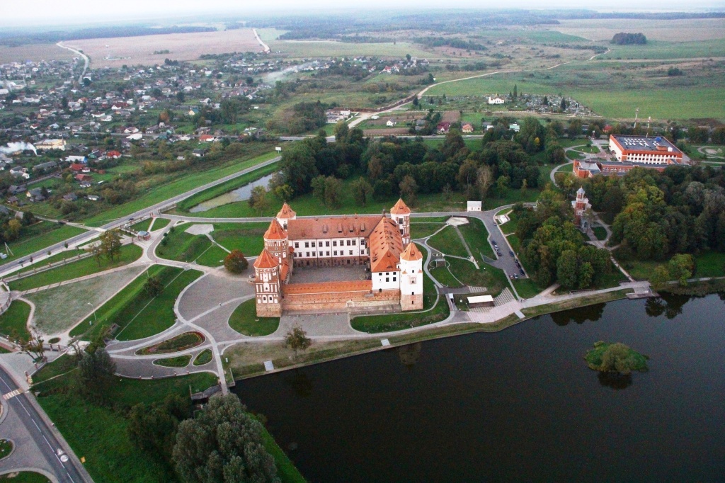 Гродненская область. Гродно Мирский замок. Замок Белоруссия Зельва. Мирский замок вид сверху. Гродно достопримечательности замок.