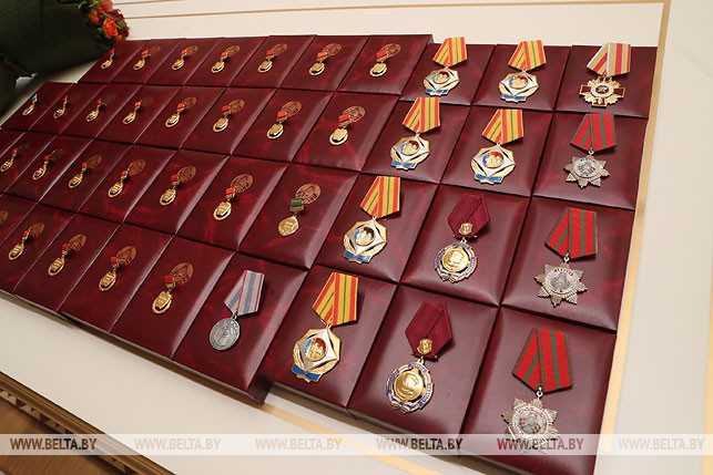 "Ваш успех - пример истинного патриотизма" - Александр Лукашенко вручил госнаграды работникам различных сфер