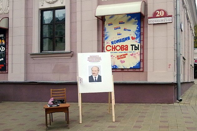 «Очень грустный президент»: Как менялось лицо Лукашенко на предвыборных плакатах